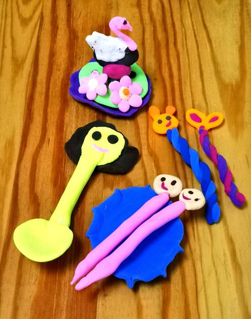 带笑脸的大勺子,快乐的筷子兄弟,蓝色盘子旁边的是两个魔法棒,棒棒哒!