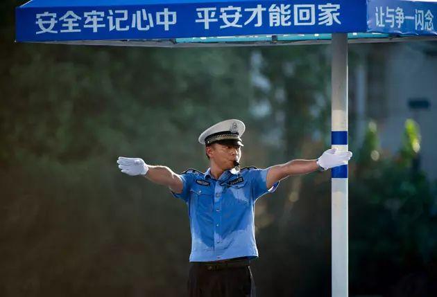 天气太热,阳光太毒 却不曾知道烈日当头时 有那么一群人还在承受不能