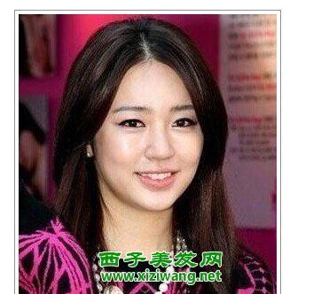 婴儿肥女生的脸有点小大,选择的是一款 中分式的中 长发的披发发型