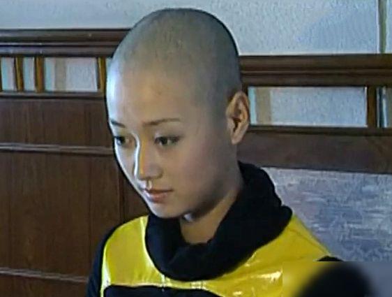 为拍戏剃光头的女星,丢得掉包袱,才能捡得起自信