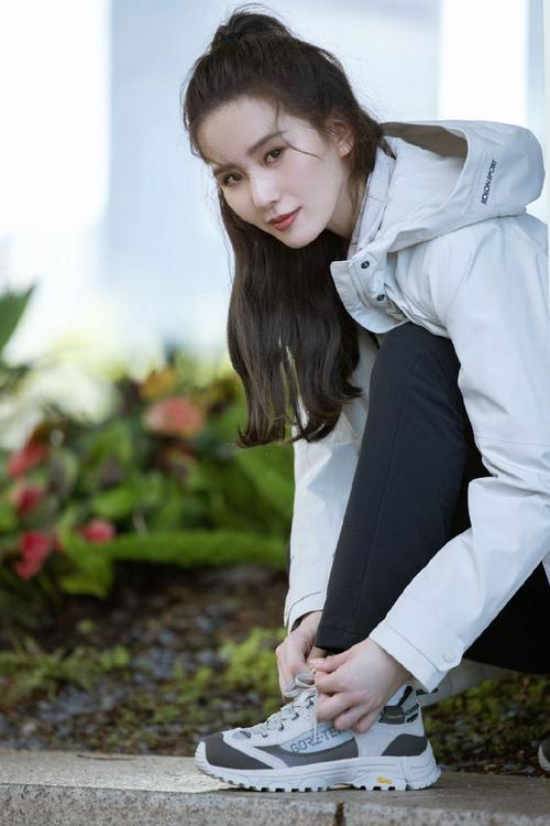 刘诗诗半马尾运动造型简单干练