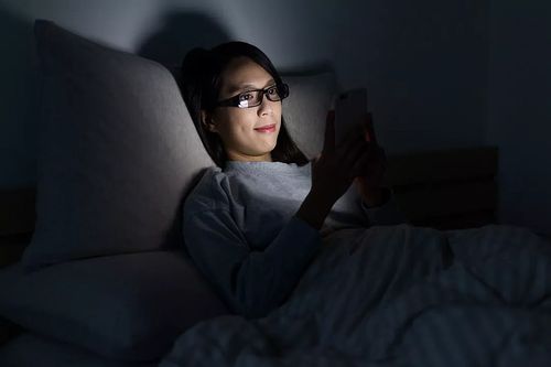 晚上熄灯看手机,半小时就致盲?