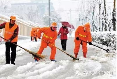 环卫工人街头清雪