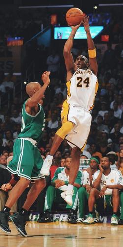 科比后仰跳投.