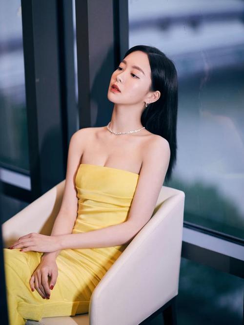 174cm赵尧珂和165cm张天爱穿同款抹胸连衣裙一个性感一个优雅