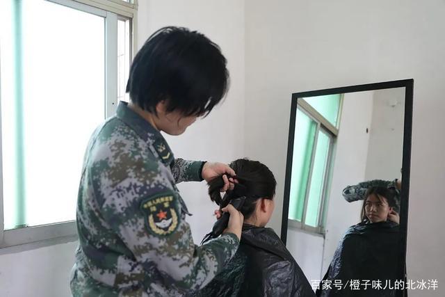 入伍一个月的女兵,现在都长成了这个样