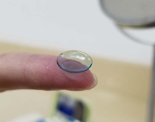 俗称ok镜),重塑角膜形态,使得角膜中央区曲率相对变得规则平坦,从而暂