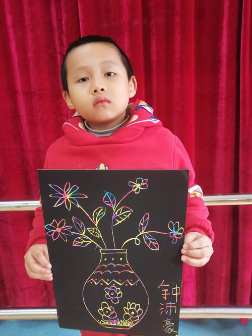 美术班创意画——刮画《花瓶和花》