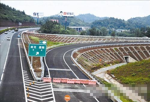 功能一:从嘉陵站到成都,高速里程比南充站少6.2公里