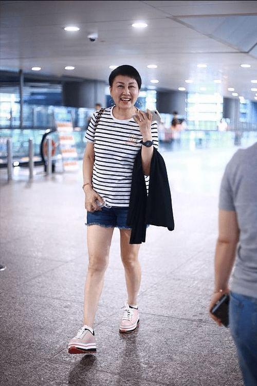 张凯丽在生活中穿搭都是很低调舒适的,但看起来也很精致.