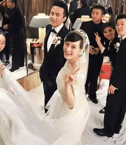 邓超孙俪庆祝结婚10周年,恩爱同框撒狗粮,儿女温馨互动岁月静好