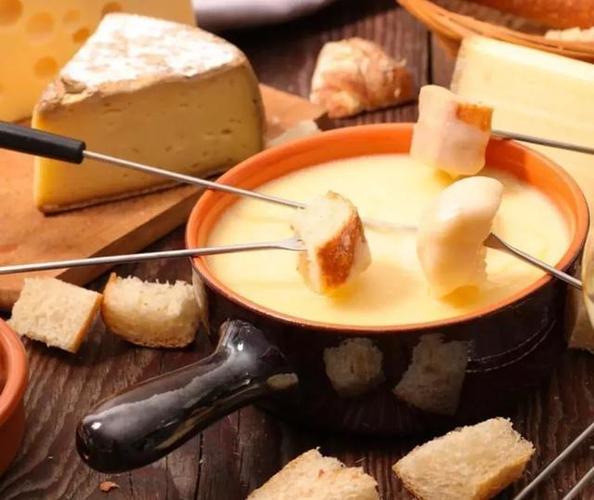  p>奶酪火锅是瑞士的传统饮食之一,瑞士有很多传统的奶酪饮食一定不会