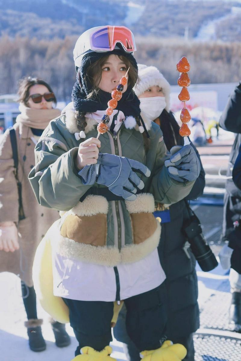 虞书欣穿滑雪服 吃冰糖葫芦呆萌可爱