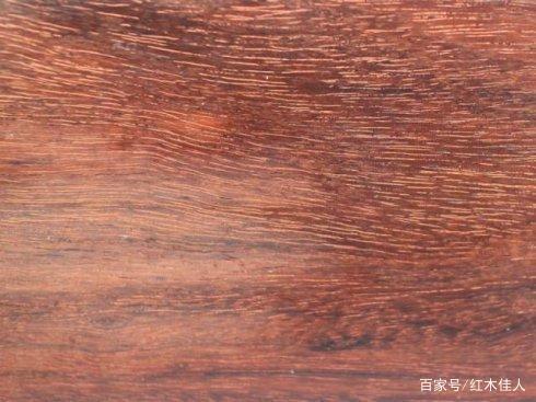 看荧光,取小块木板或者木屑在水中浸泡24小时以后,可明显看邮小叶紫檀