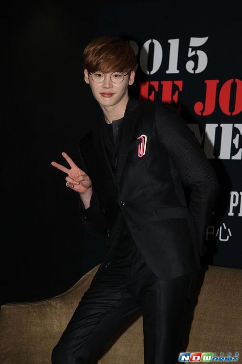 而李钟硕现是韩国男神之一,提起理想型,他仍十分专情,钟情於李娜英