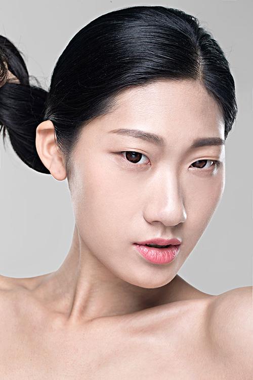 面容清新的长发美女