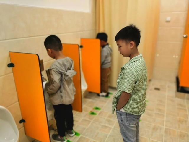 孩子不喜欢在幼儿园上厕所,家长需要掌握3点技巧,或对你有帮助