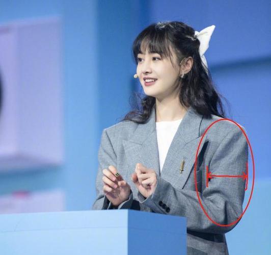 郑爽太瘦了,普通西装却穿出"麒麟臂",像极偷穿爸爸衣服的孩子