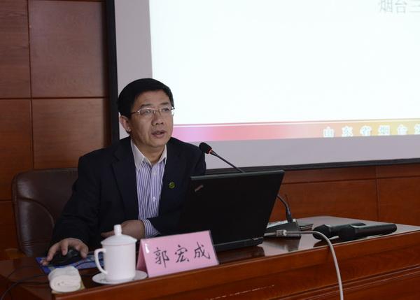 烟台三中在烟台市校长提高培训班上做专题讲座