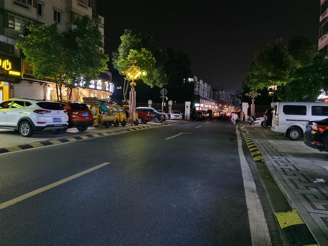 夜晚马路,缺点是炫光也太严重了吧,镜片问题?