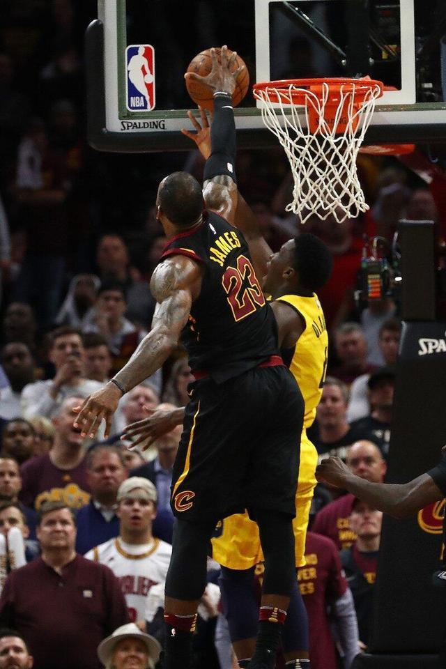 这看起来是一次简单的出界,杨切掉了球,皮球最后碰到詹姆斯的肘部出界