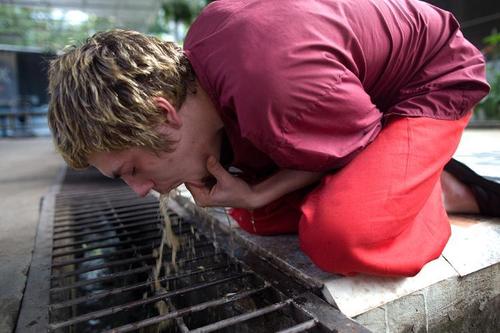 而且发病突然,主要症状为恶心,呕吐,腹痛和腹泻等胃肠道症状