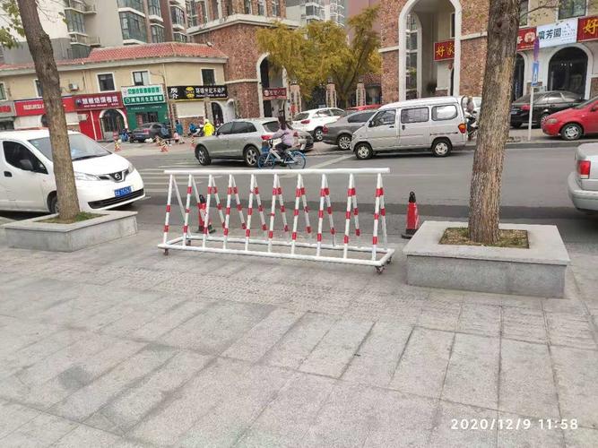 修建门口道路,疏通学校门口消防通道并加装防冲撞护栏