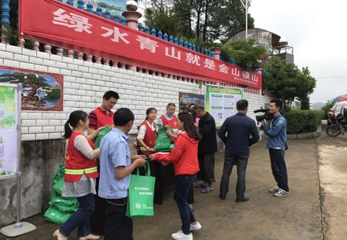 信息公开 新闻动态 市内动态      活动共设置环保宣传栏5个,悬挂环保