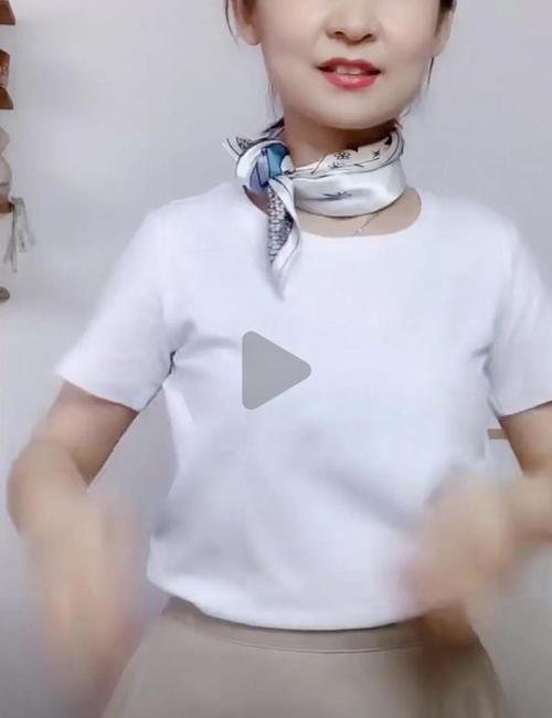 都会有一个质的提升爱美的友友赶紧收藏起来,学习几招小丝巾系法,会让