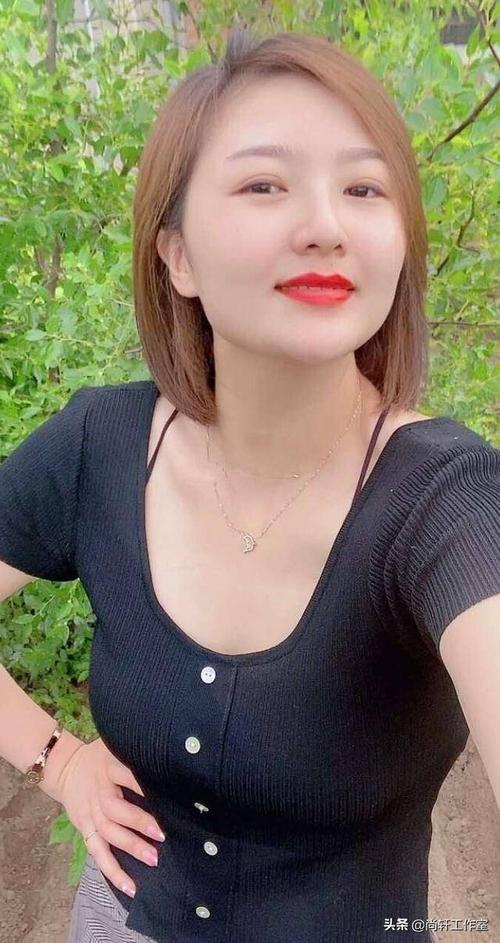 时尚美妇户外美拍妩媚迷人