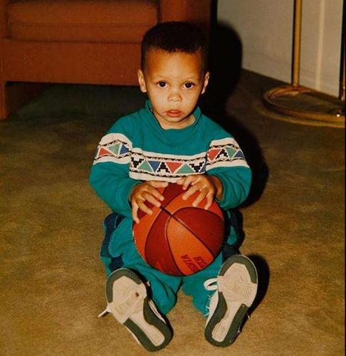 联盟现役球星小时候的照片,欧文的变化大,汤普森的腼腆像女生!