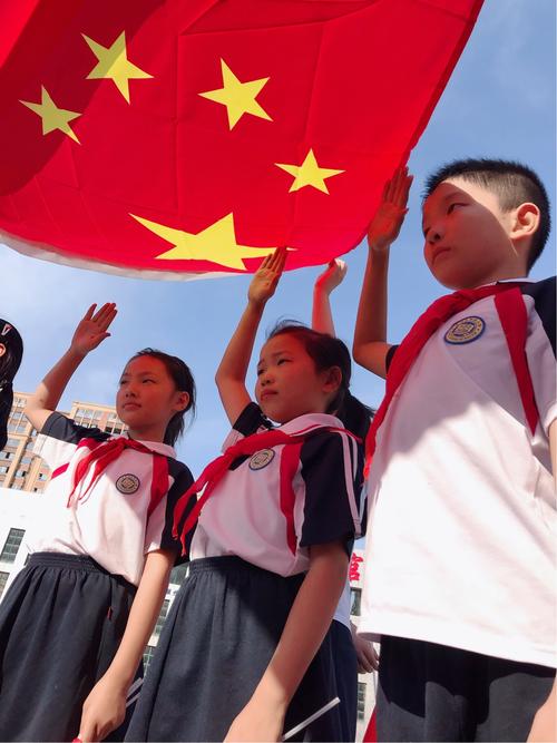 红旗飘扬迎国庆,我们长在国旗下 吉州区明德小学 五(2)中队