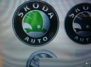 外面一个圈 里面一只鸟 鸟的形状像x的是什么车