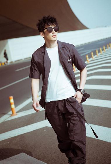 刘芮麟阳光帅气机场街拍图片