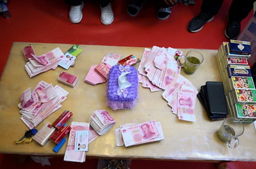 蹲点伏击民警成功抓获聚众赌博人员5人,现场扣押赌资现金5万余元,扑克