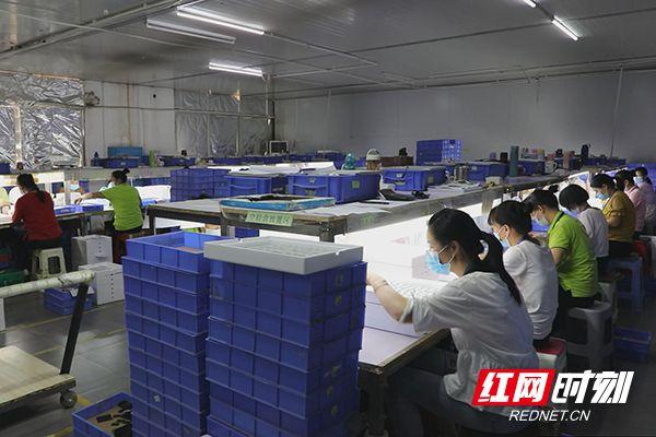 日前,走进该公司生产车间,工人们正戴着口罩,在各自工位上忙碌,一派