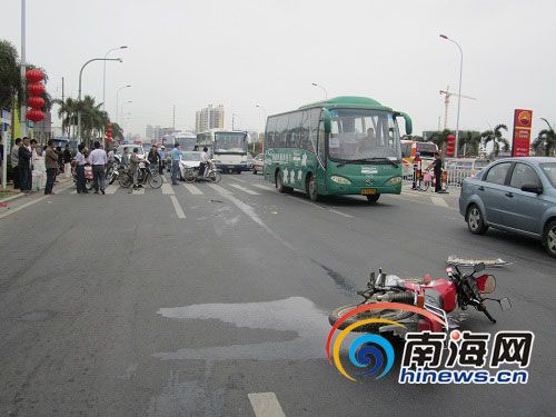 三亚迎宾路段事故频发 市民:建议装红绿灯