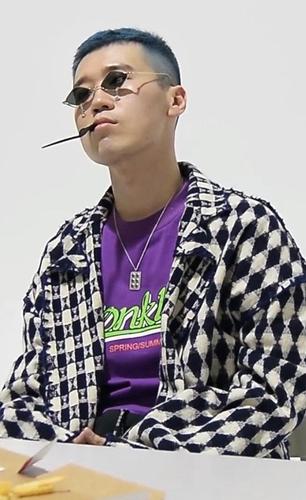 杨九郎新造型太酷炫了,粉丝都在星星眼,等等,这衣服有点眼熟