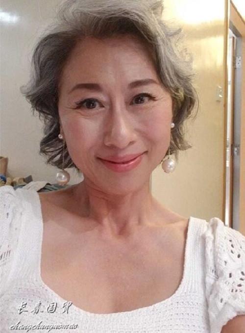 60岁叶倩文近照,满头白发皱纹明显,昔日歌坛天后如今变成这样了