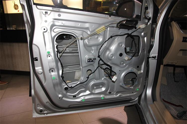 宝骏730原车门板拆开后真简陋