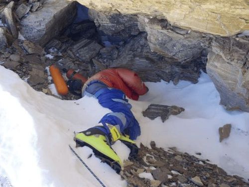 珠峰著名遇难者绿靴子20多年都无人将他搬下山这是为何