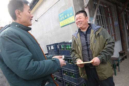 李爱军为村民送邮件.