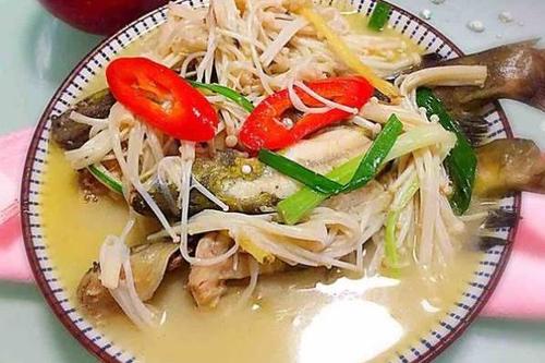 金针菇煮黄骨鱼一道既简单又美味的佳肴
