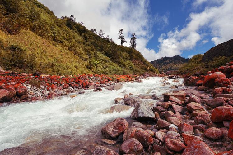 红石滩 拍摄于甘孜藏族自治州境内