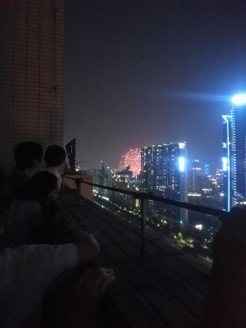 我们在楼顶上观赏,心情像花儿一样灿烂.