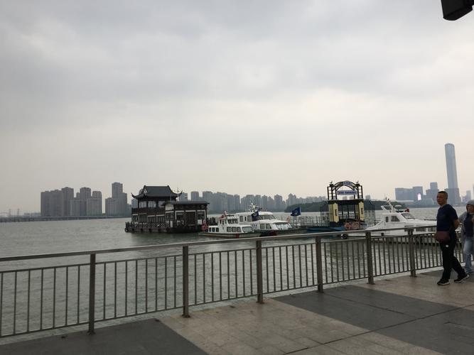 金鸡湖的音乐喷泉也非常有名,可惜只有周五开放