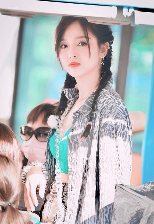 吴宣仪超短裤双马尾出街简直就是街上最亮的靓女