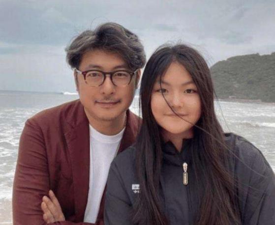 王岳伦被曝与异性旅行贴心为对方拿包网友夸其身材瘦