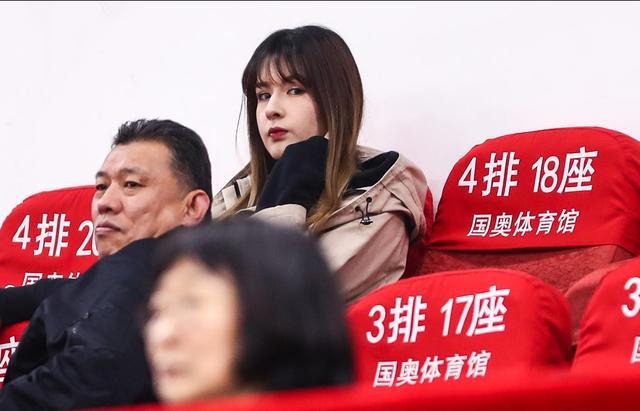 阿的江女儿阿迪娜,李根妻子现身新疆主场,女神级容颜征服观众!