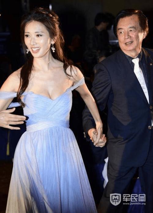 林志玲与其父亲跳舞,礼服脱落时其父的眼神引热议